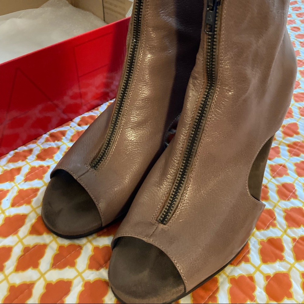 SOUTHWESTERN TAUPE LEATHER BOOTIES